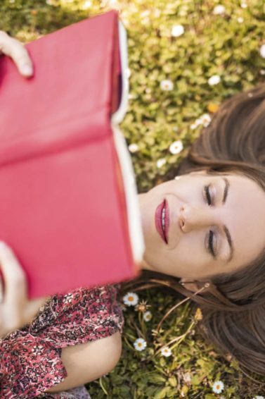 Mulher com cabelo ralo posa com livro