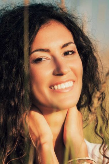 Cabelos sem química: modelo com cabelo crespo natural