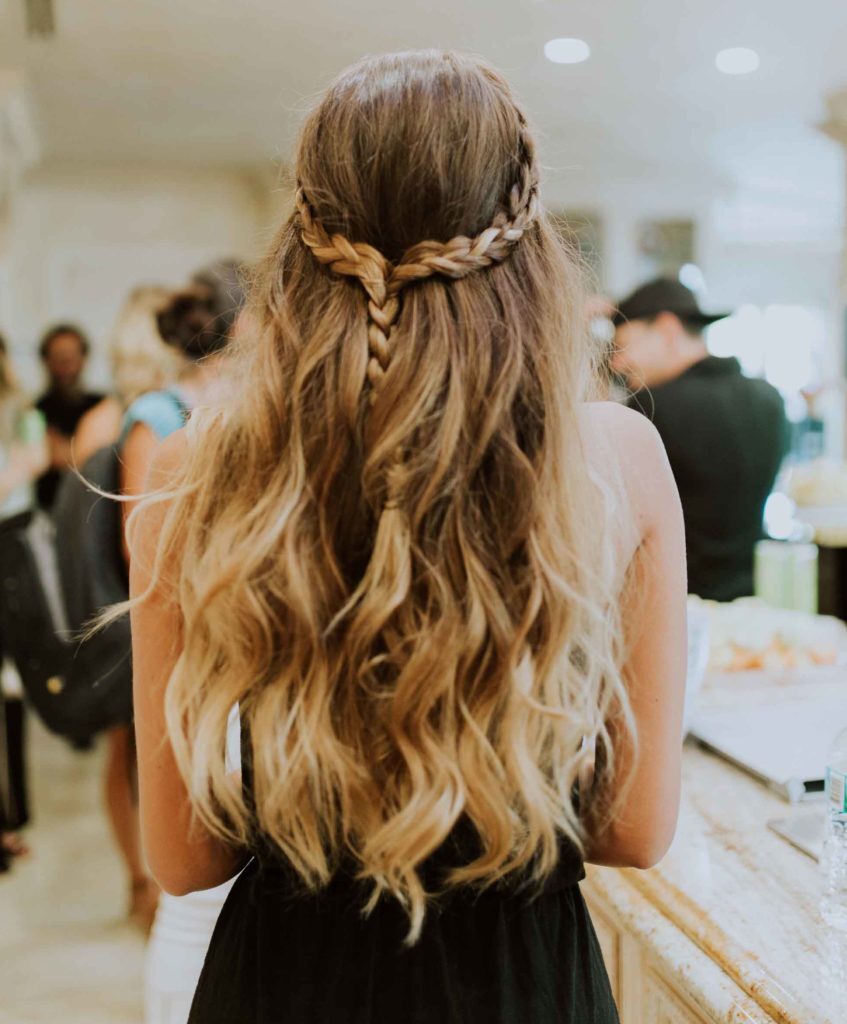 É possível texturizar o cabelo usando o modelador de cachos, o triondas ou até a chapinha!
