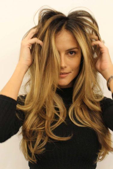 modelo com cinnamon swirl hair