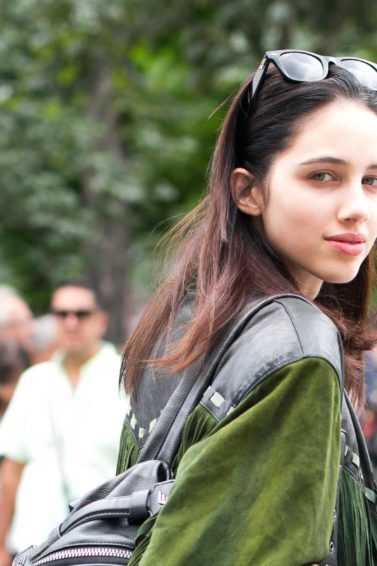 Mulher com cabelo liso mostra como fazer o cabelo parecer mais comprido