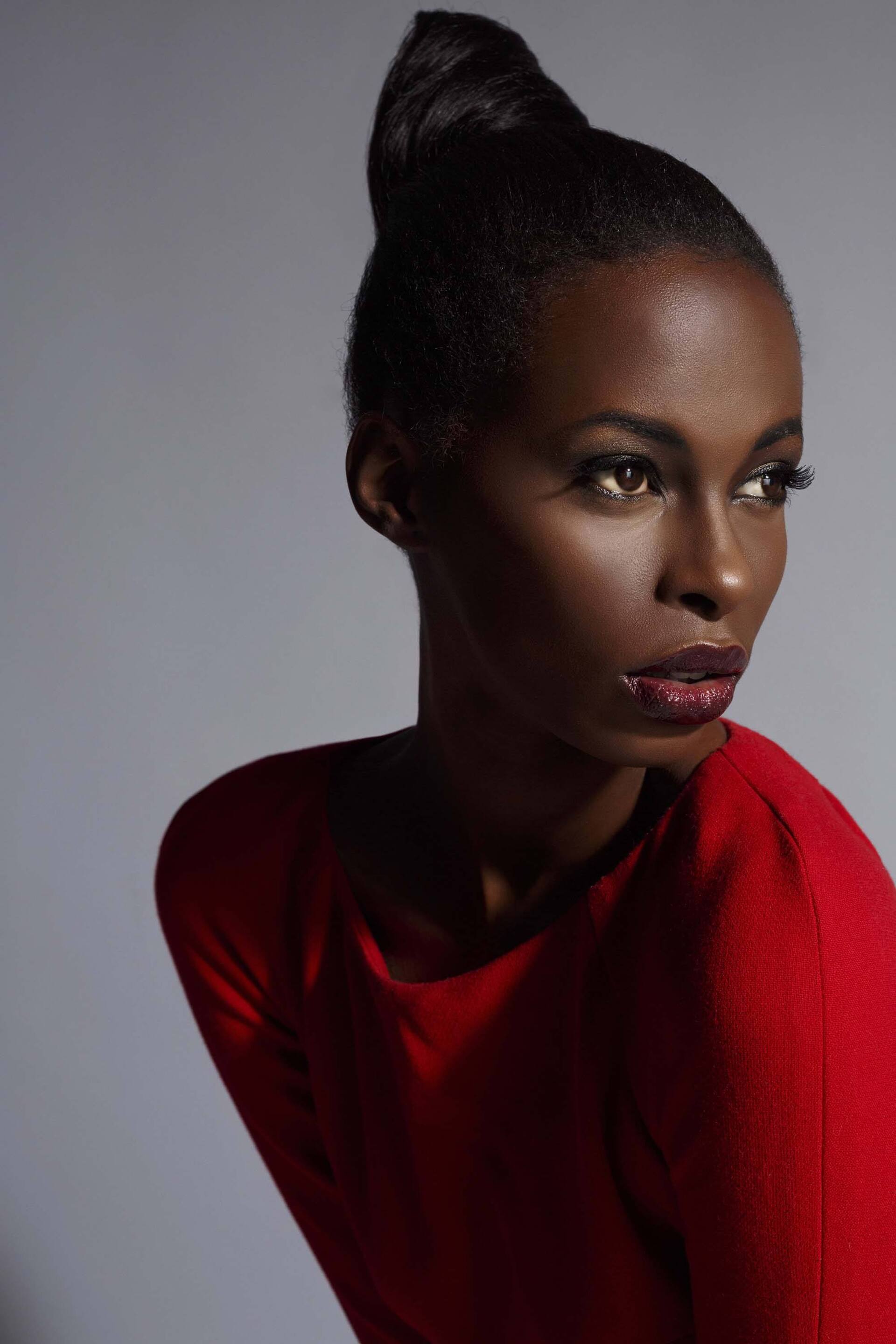 modelo com um dos coques para cabelos alisados