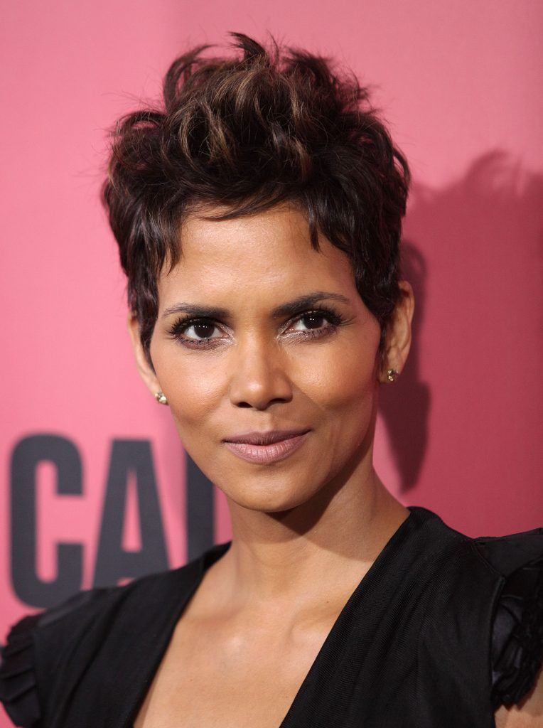 atriz halle berry com cabelo curto arrepiado