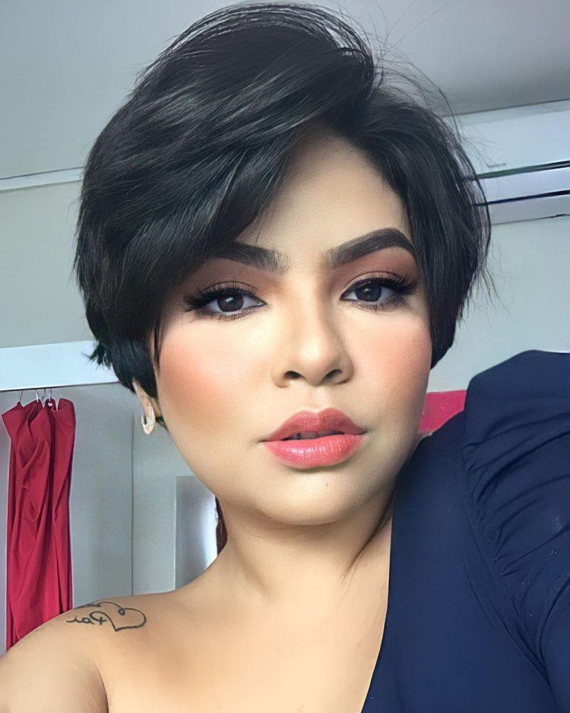 mulher com cabelo curto com franja lateral liso