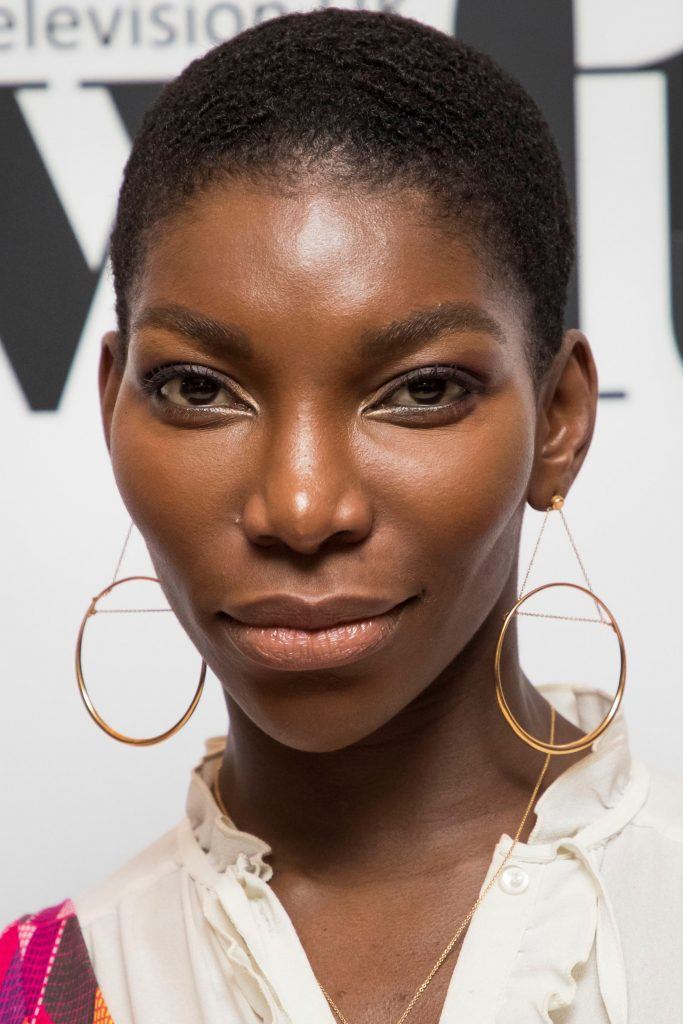 atriz michaela coel com cabelo buzz cut