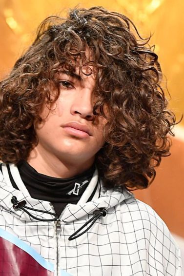 modelo com um dos cortes de cabelo masculino para o lado 2017