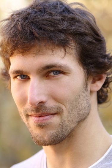 homem com cabelo liso curto com franja