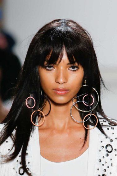modelo com escova de turmailna no cabelo