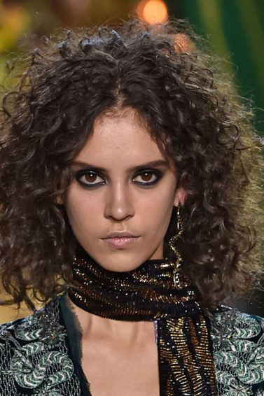 finalização de cabelo: modelo com cabelo cacheado definido