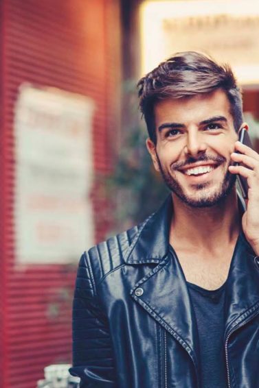 homem com rosto quadrado mostra franjas masculinas para todo tipo de rosto. alisar franja masculina