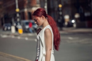 modelo com cabelo preso ruivo com frizz