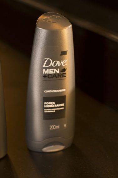 Dove Men+Care Shampoo Proteção Anticaspa é shampoo que ajuda a eliminar a caspa sem ressecar o cabelo