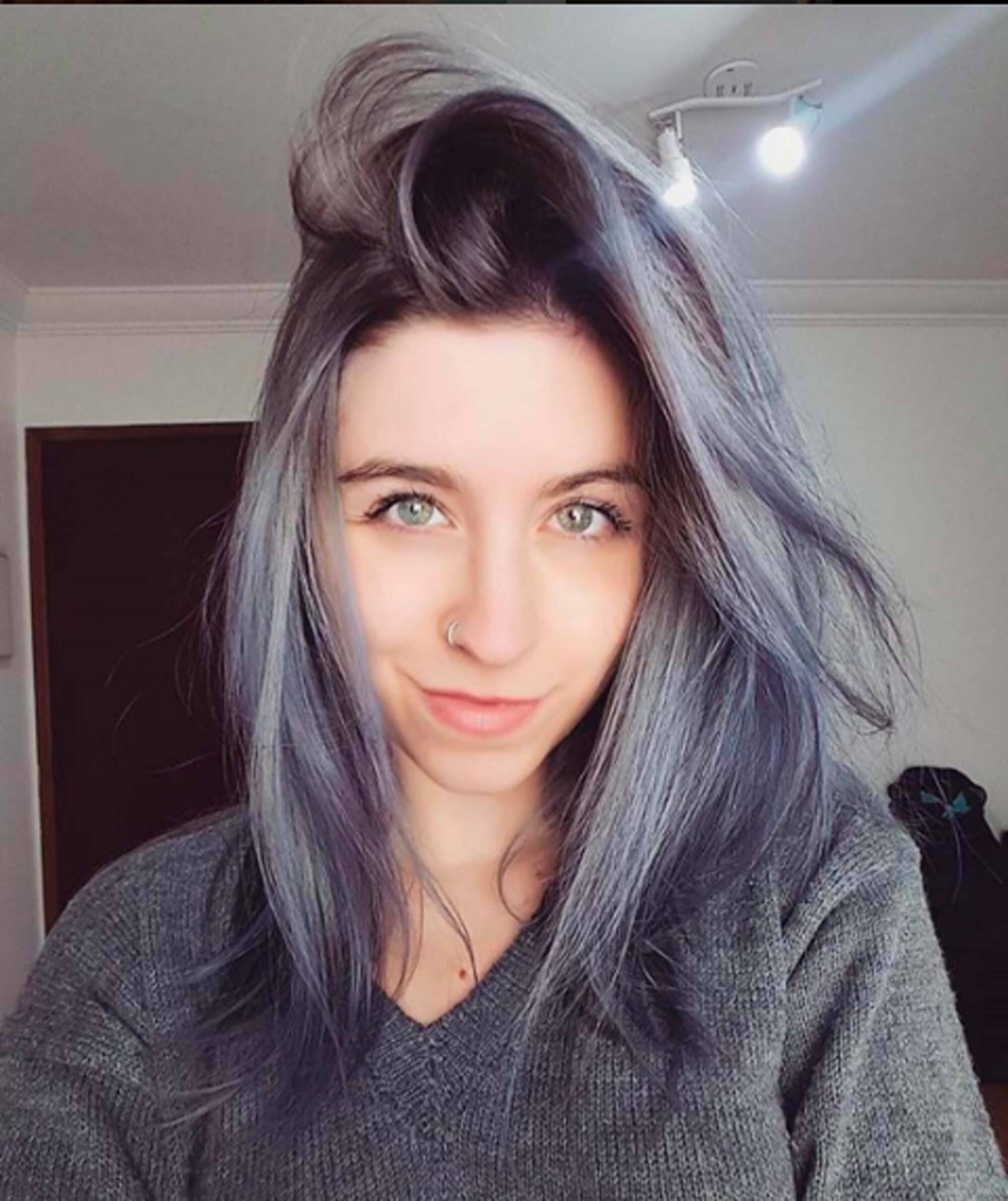 modelo com gray hair ombre nos cabelos escuros