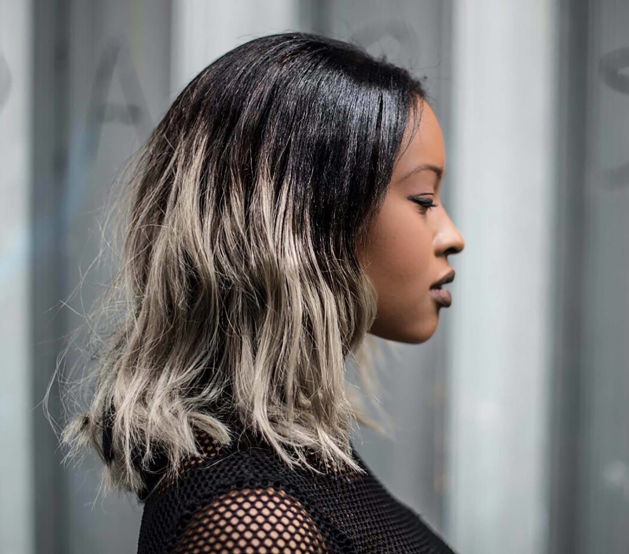 modelo com Gray Hair Ombre nos cabelos escuros