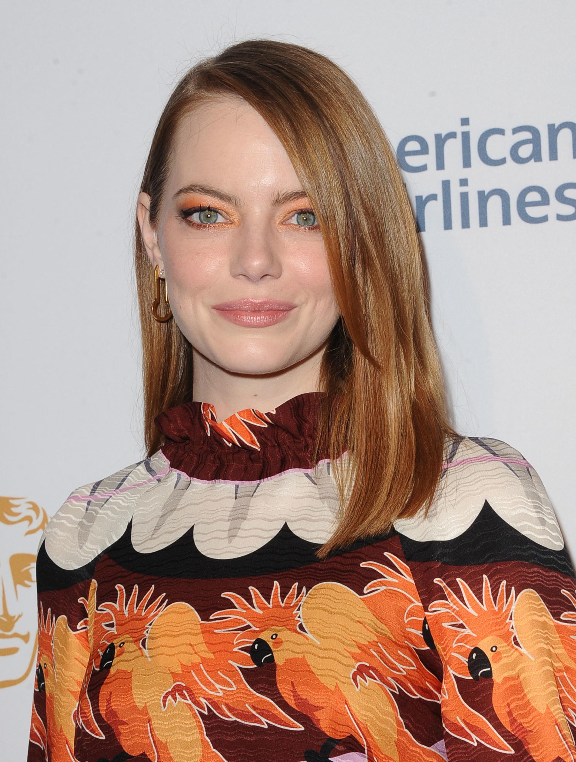 atriz emma stone com long bob ruivo liso