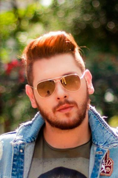 Homem com cabelos e barba ruivos