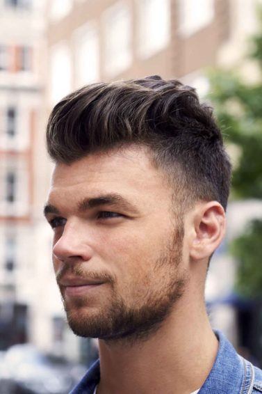 Homem com cabelos e barba castanho-claro