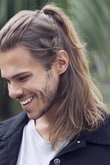 Homem usa meio-preso masculino com tranças finas