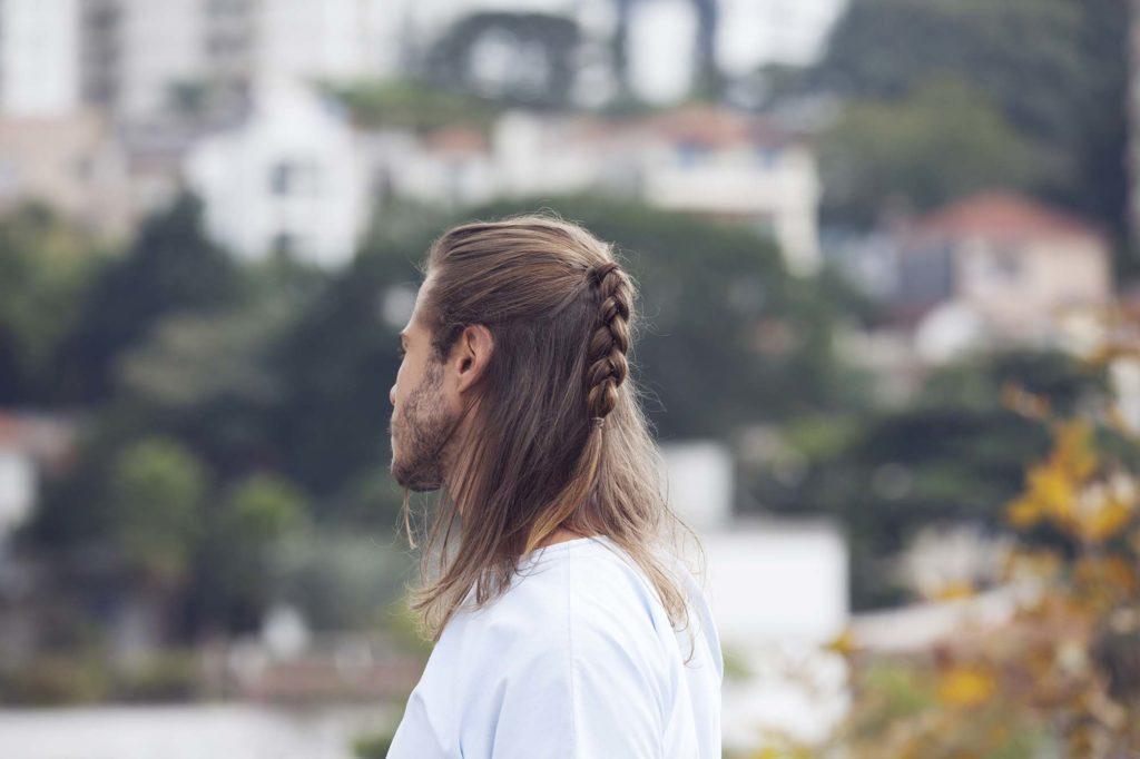 Modelo usa meio preso masculino com trança simples