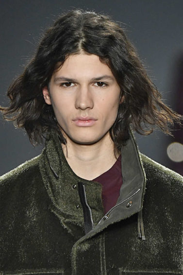 Modelo com o novo cabelo comprido masculino