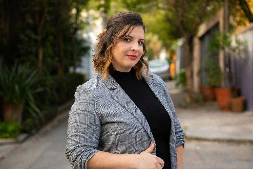 Mulher com penteado meio preso de lado para entrevista de emprego