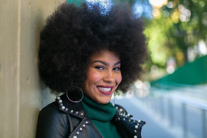 Modelo com cabelo crespo black power para alongar o rosto