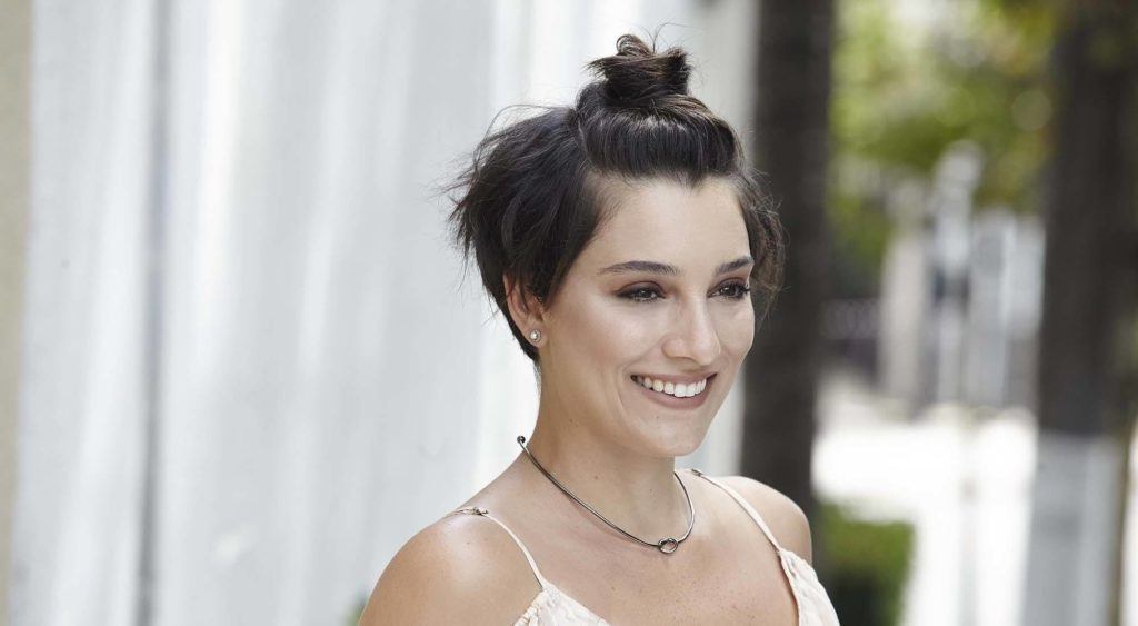 Modelo com cabelo curto e half bun para alongar o rosto