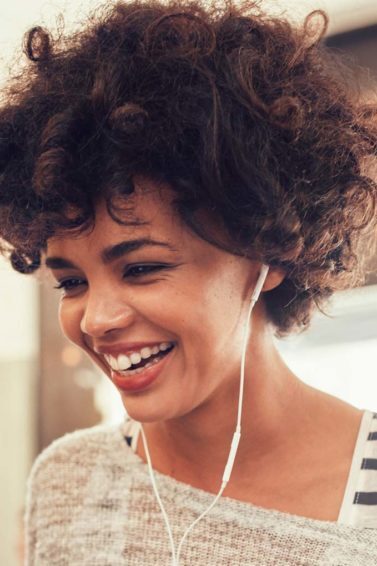 modelo com relaxamento no cabelo crespo