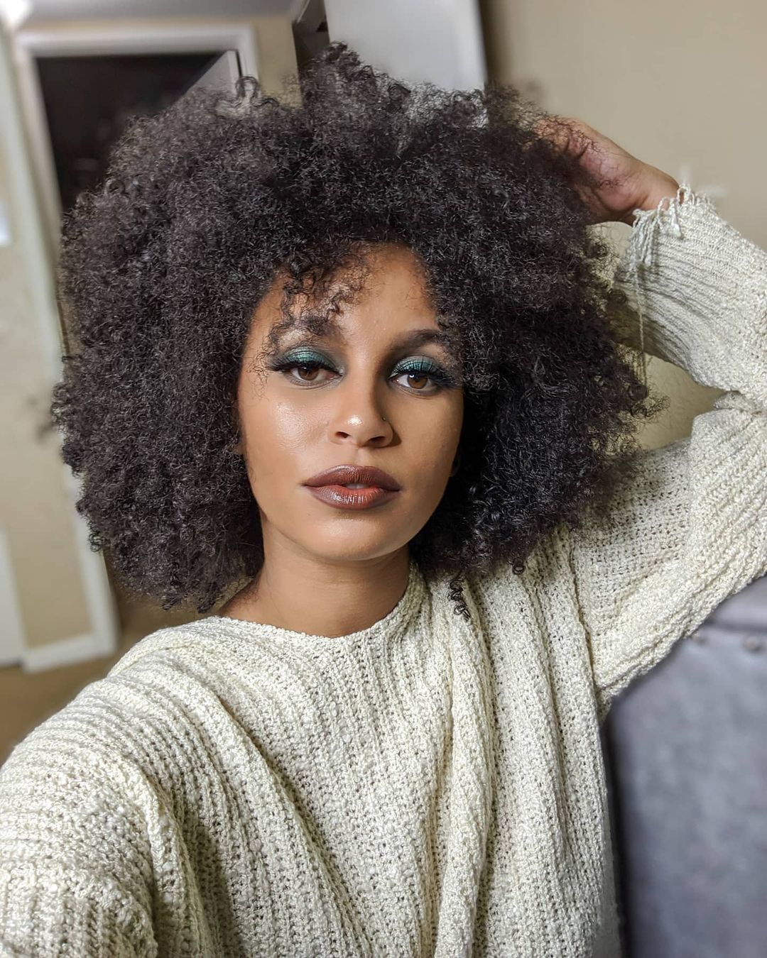 Mulher com cabelo crespo castanho-escuro