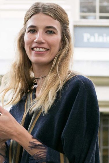 Modelo loira para matéria sobre shampoo de zinco