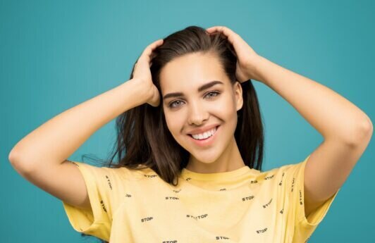 Pode usar talco no cabelo? Saiba para que serve e os malefícios do produto