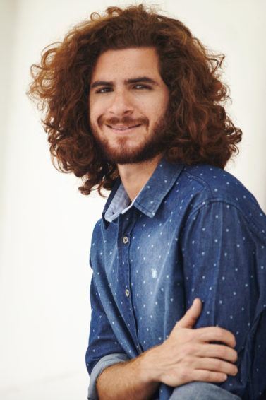 Homem ruivo de cabelo comprido ilustra matéria sobre tendência de cabelo masculino 2017