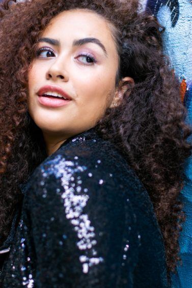 modelo de cabelo crespo longo