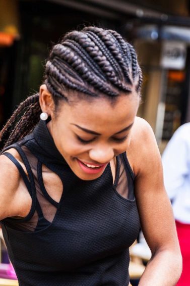 modelo com tranças africanas no cabelo