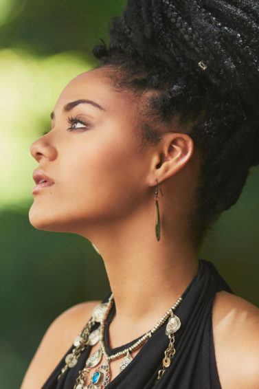 modelo com coque de tranças afro