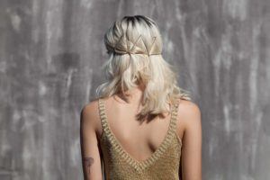 Mulher loira usa grampos no cabelo, acessórios básicos, bons e baratos