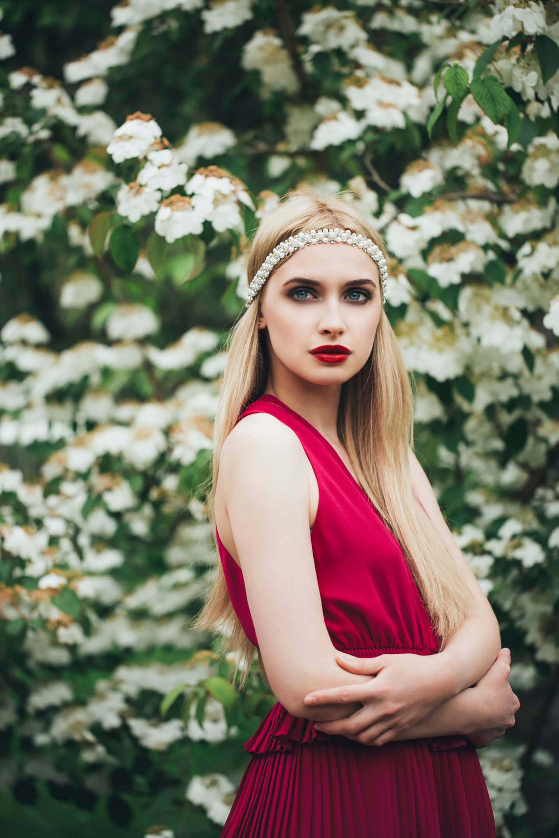 modelo com acessórios para cabelo