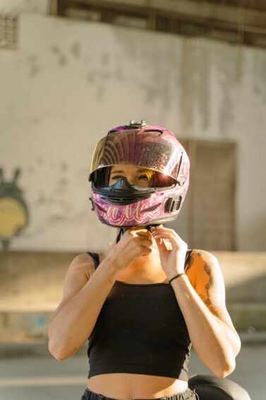 cabelo-arrumado-moto-capacete