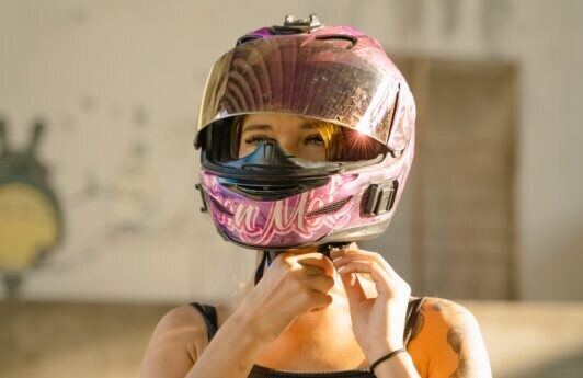 Saiba como não bagunçar o cabelo com o capacete