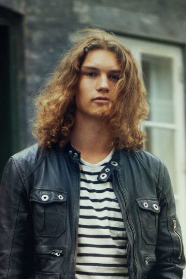 modelo com cabelo cacheado masculino
