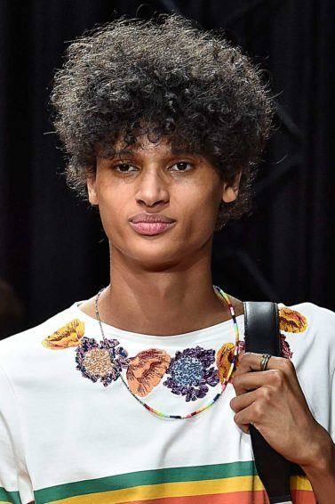 modelo com cabelo com frizz