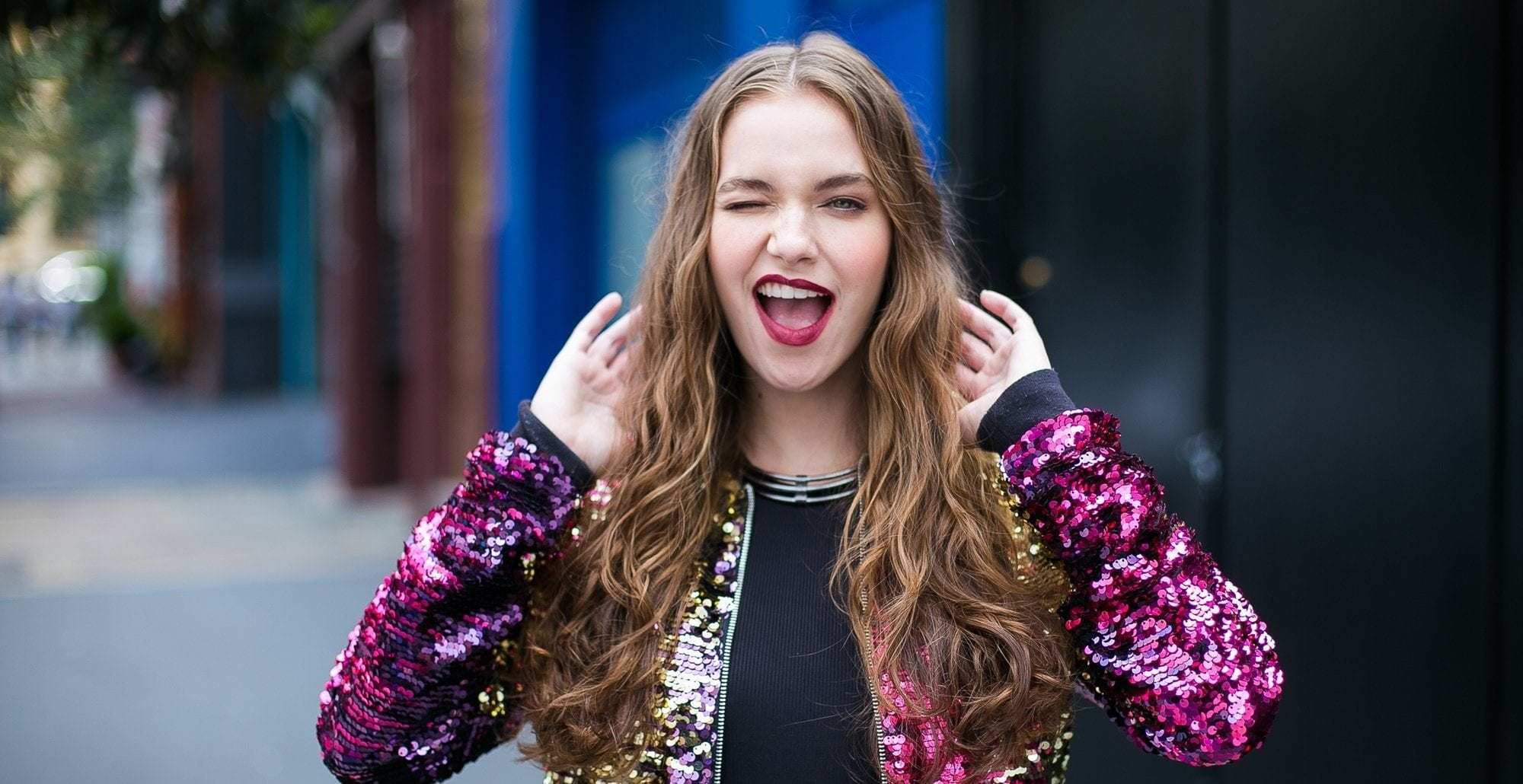 modelo com cabelo longo ondulado