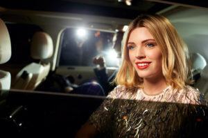 Modelo com cabelo loiro e corte long bob