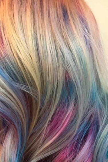 Modelo com o unicorn hair