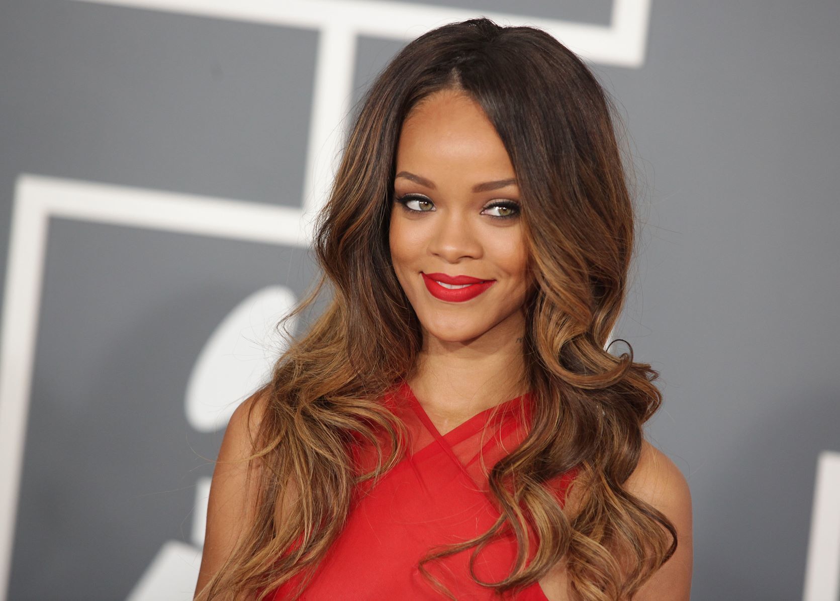 rihanna com cabelo longo em camadas morena iluminada
