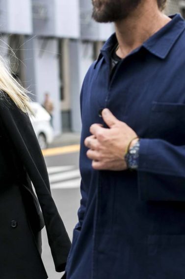 Mulher loira de cabelo longo de mãos dadas com um homem ilustra matéria sobre cabelo e relacionamento