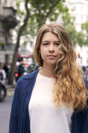 Modelo para a matéria de como fazer o cabelo frisado com chapinha