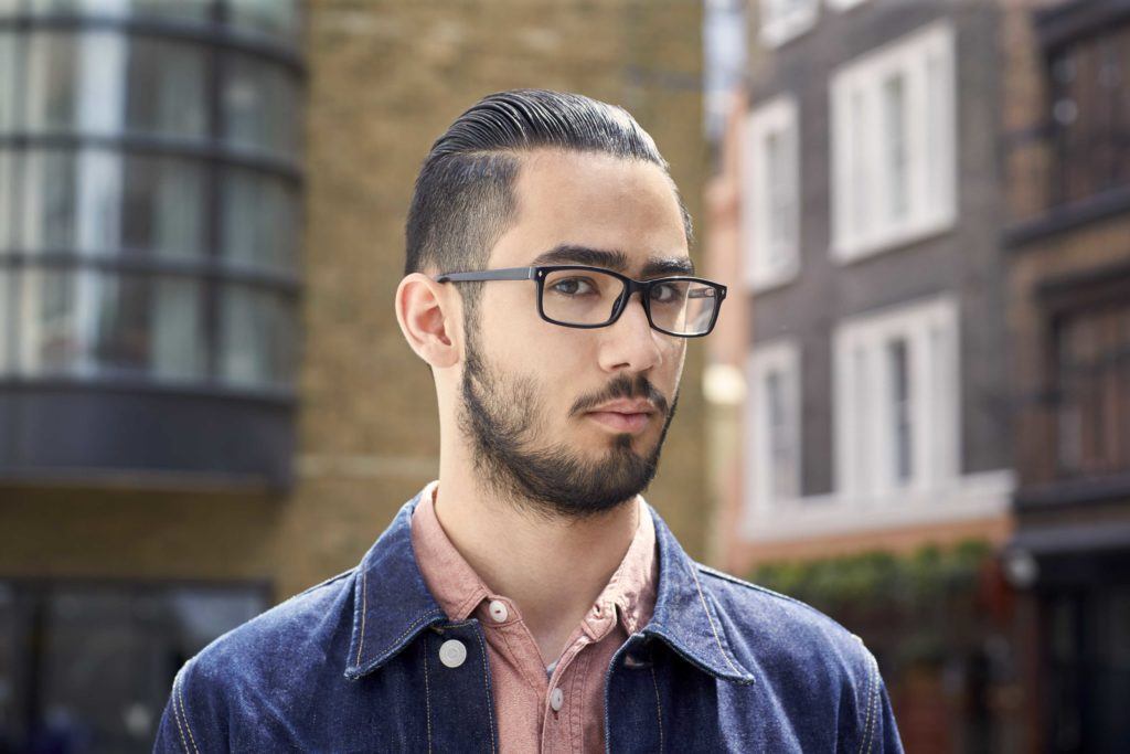 Homem com cabelo penteado para trás curto