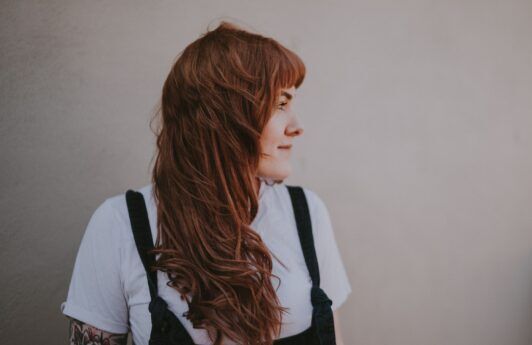 Cabelo indefinido? Saiba como identificar a textura do seu cabelo nem liso nem cacheado