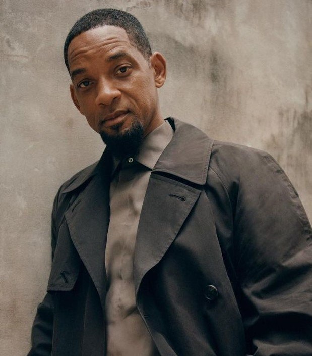 Ator e cantor Will Smith posa para foto com camisa e sobretudo